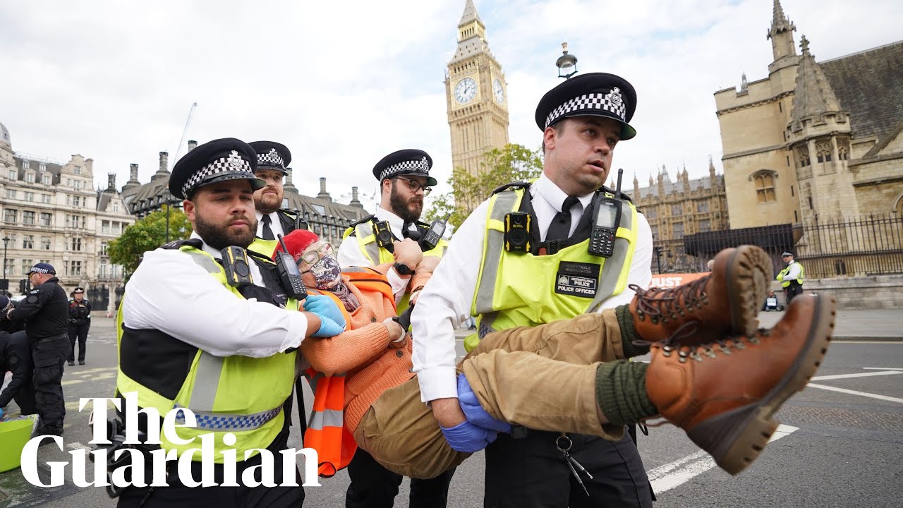 'Everybody's had enough': protesters demand UK government insulate homes